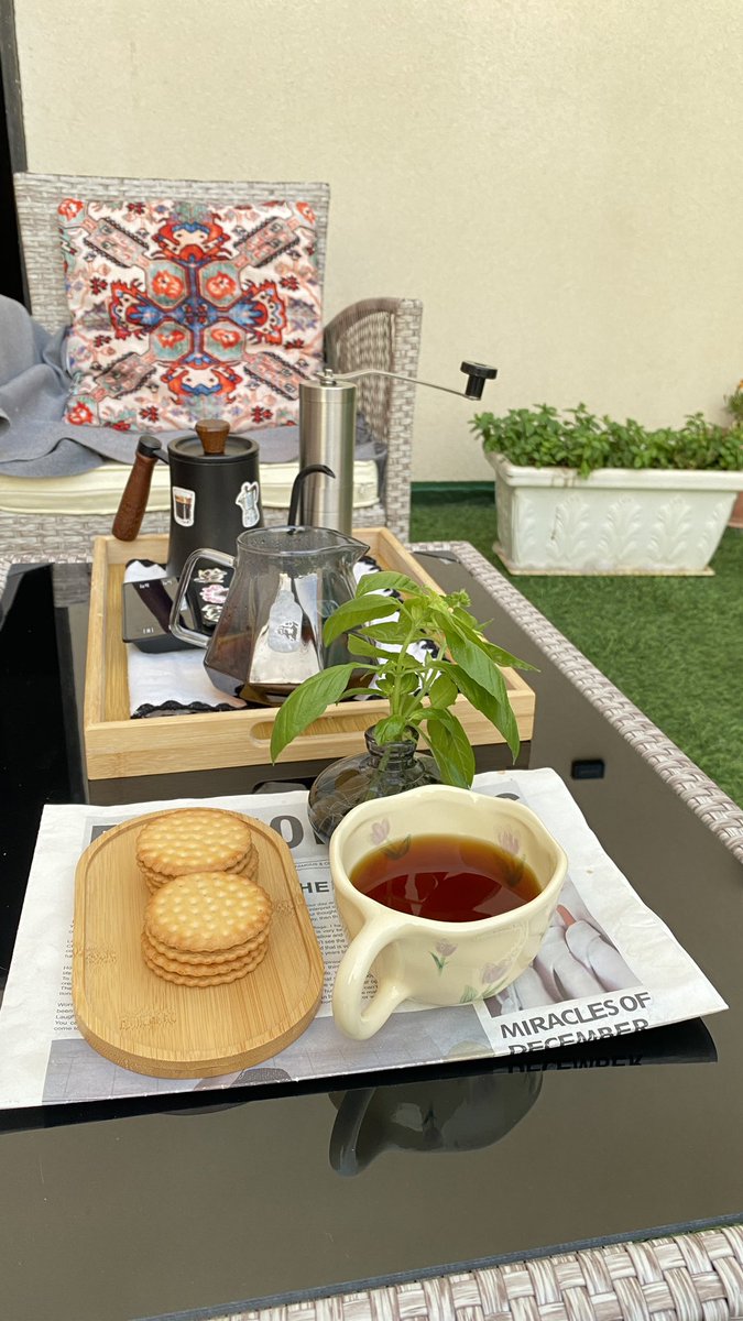 بعضُ الأشياء تَزيد طقوس الشّتاء جمالاً 
كَـ كوب قَهوَة و قرب من نحبهم 🤎.