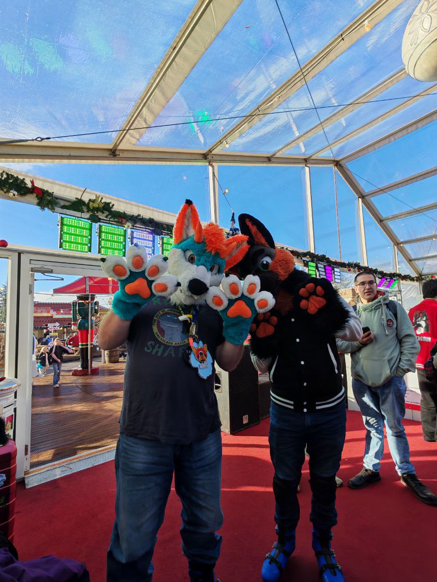 ExeterFurs's tweet image. Had a great furmeet on November 29th. 

Started with ice skating at Exeter winter wonderland, spent a few hours in Exeter Phoenix and ending at Vue Cinema to watch Zootropolis 2!

(P.s enjoy the bonus video of crimson falling over!)