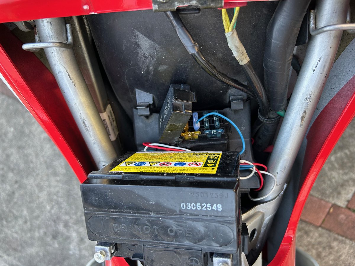 police_nagano's tweet image. ❄️長野県内主要の峠が冬季閉鎖に入りました。バイクの冬支度（冬眠準備）は終了しましたか？
洗車、バッテリーを外す、タイヤの空気圧確認、ガソリンと添加剤の給油、チェーン洗浄等をして、来シーズンを待ちましょう。
#バイク #オートバイ #2スト #長野県警察 #白バイ #ビーナス #志賀