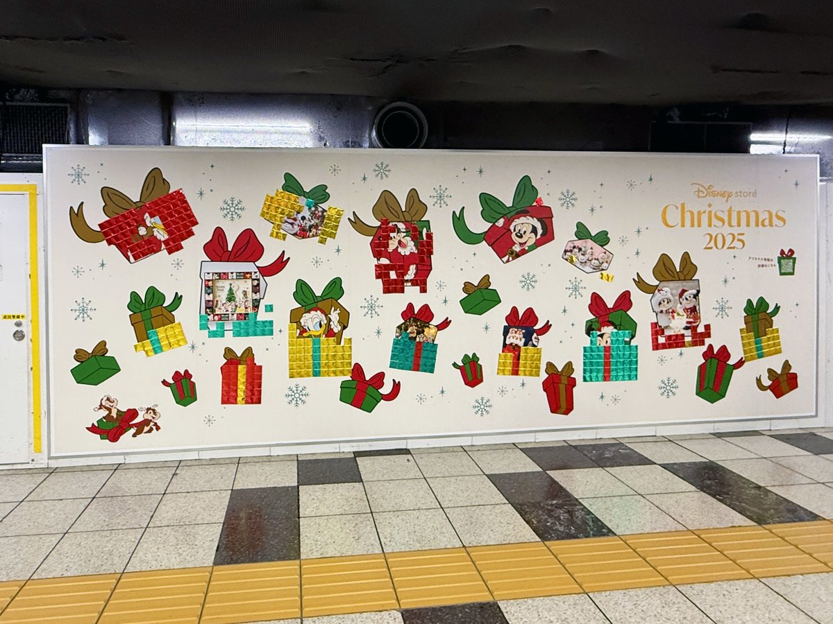 新宿駅メトロプロムナードにディスニーストアの広告が掲出されています