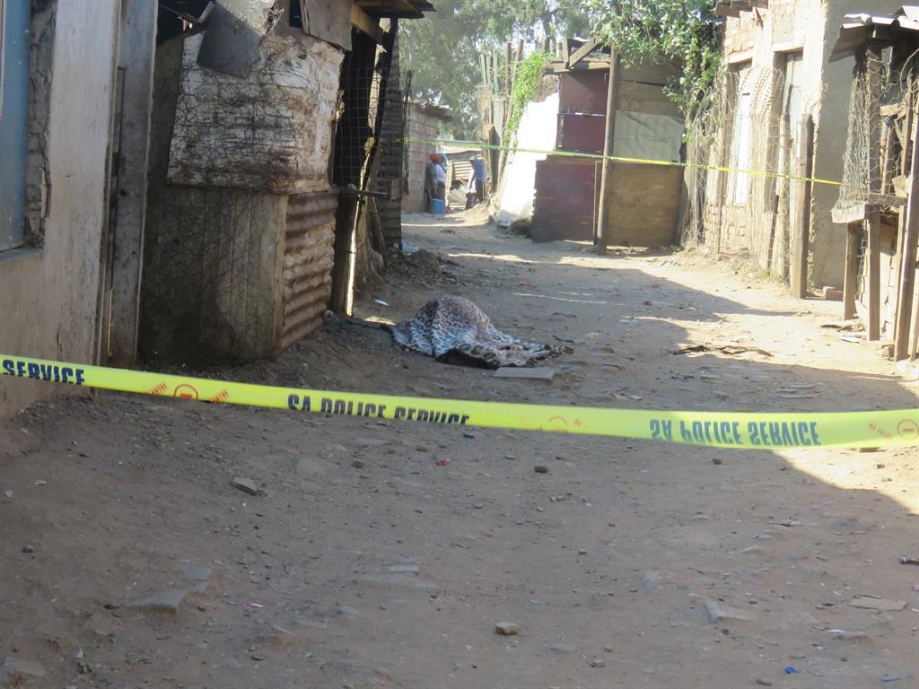 dailysunsa's tweet image. Imagine your kids hearing gunshots every night at 8pm, knowing the TERROR is about to begin.  😢💸families forced to pay R50 PER HOUSE or face...💔🏠  #MakauseHell #LivingInFear #NowhereToRun snl24.com/dailysun/news/…