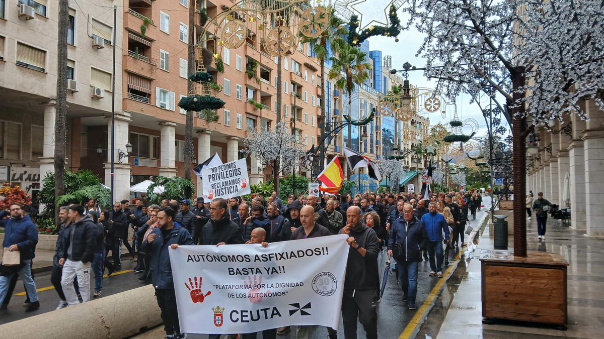 ondaceroceuta's tweet image. 📢 Plataforma por la Dignidad de los Autónomos de Ceuta alza la voz, unas 300 personas se manifestaron para exigir cuotas ajustadas, acceso real al paro, licencias ágiles y una protección social comparable a la de un trabajador asalariado.