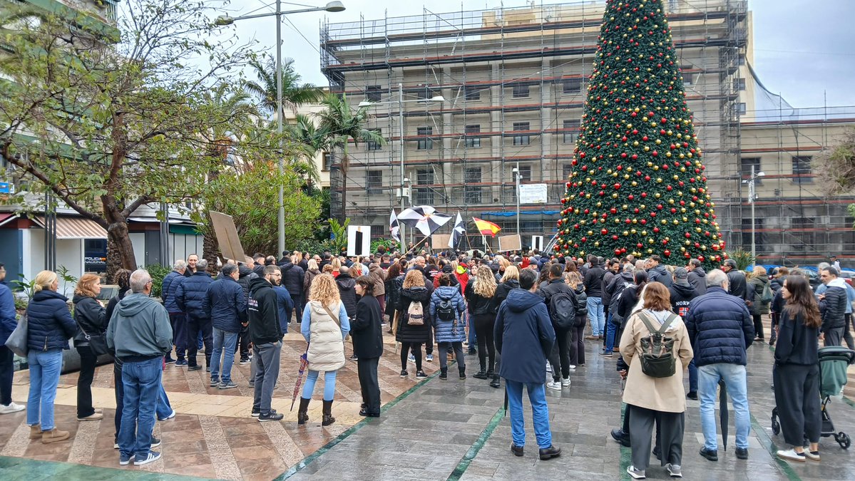 ondaceroceuta's tweet image. 📢 Plataforma por la Dignidad de los Autónomos de Ceuta alza la voz, unas 300 personas se manifestaron para exigir cuotas ajustadas, acceso real al paro, licencias ágiles y una protección social comparable a la de un trabajador asalariado.
