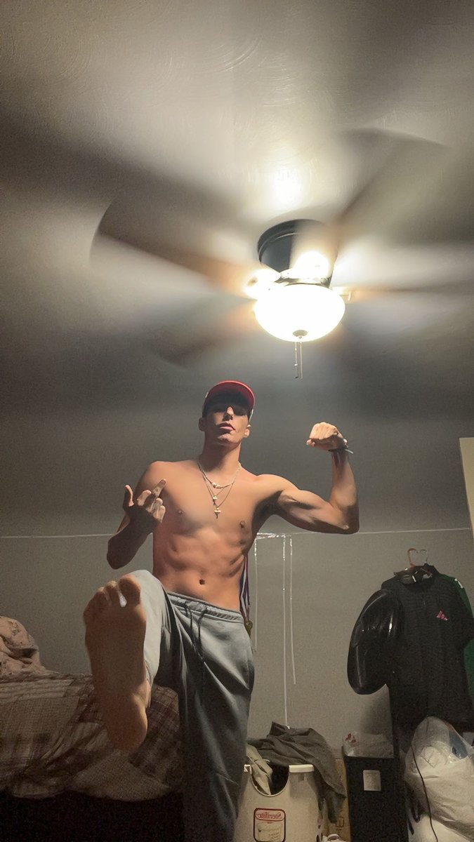 CashMasterRodd's tweet image. I'm the HS jock that Noone wanted to mess with in School! Now give me your lunch money! 💸 🔥 🥵 

@diamond__here @topalphamales @rt_feet @toeypromo