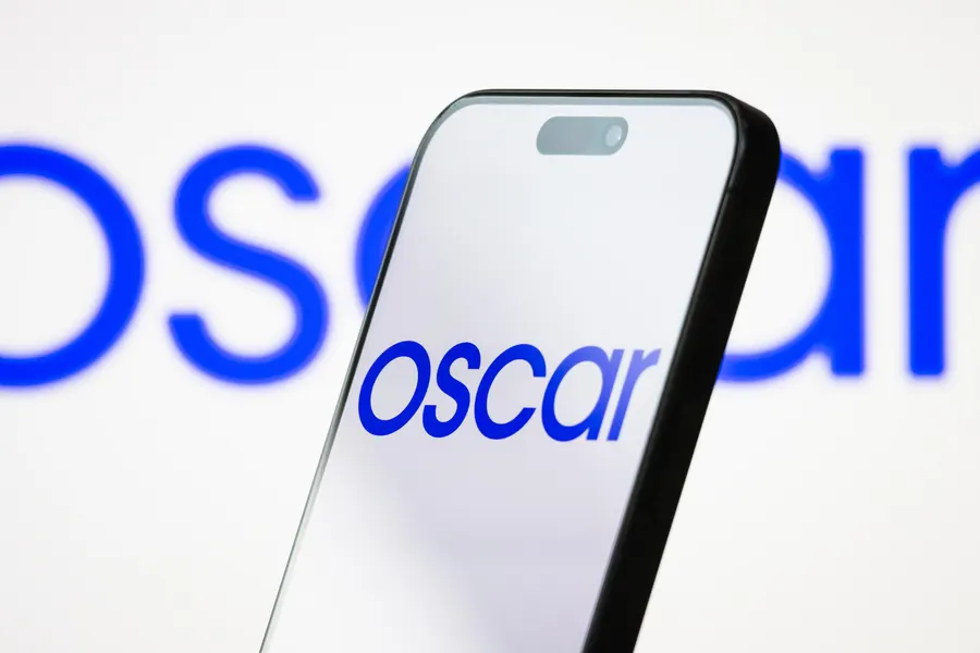 AvanTradeNotes's tweet image. $OSCR 现在很典型：
政策端有 ACA 补贴延长加持，营收在走高，产品迭代也不停；
但净亏损、赔付率和分歧评级提醒你，故事不等于现金流。
在我这 它是“政策＋成长”的高波动票
只适合在回调区小仓分批试，盯住的是补贴立法和亏损收窄节奏
不把它当稳定医股核心仓来配。