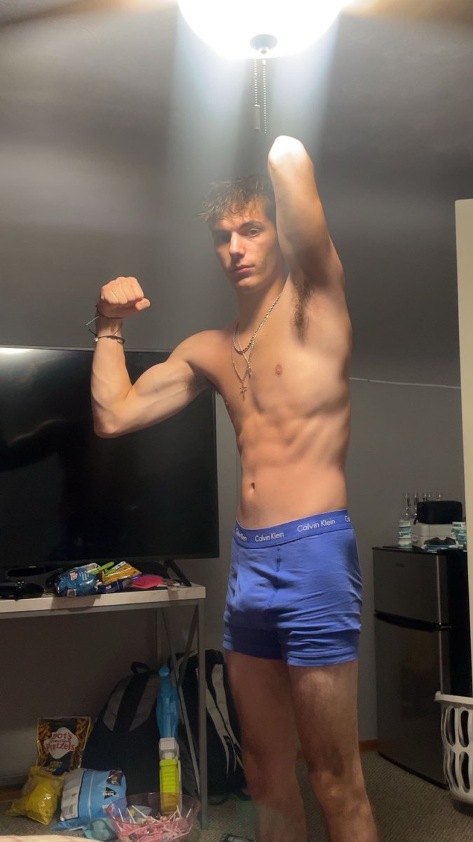 CashMasterRodd's tweet image. Just imagine if you were below me and I teased you with pulling my UNDERWEAR down where you could see the pubes... I bet that would drive you crazy! 😏 

@diamond__here @topalphamales @rt_feet @slave_here