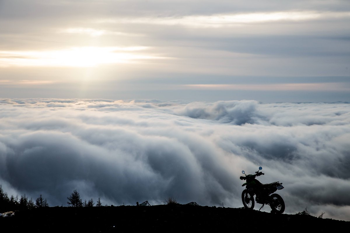 月が変わりました。カレンダーをめくりまっしょい！今月のバイクのある風景カレンダーは富士山五号目からの豪快な雲海です。

カレンダーの写真紹介はこれが最後になります。長い間ご愛顧くださいまして誠にありがとうございました。