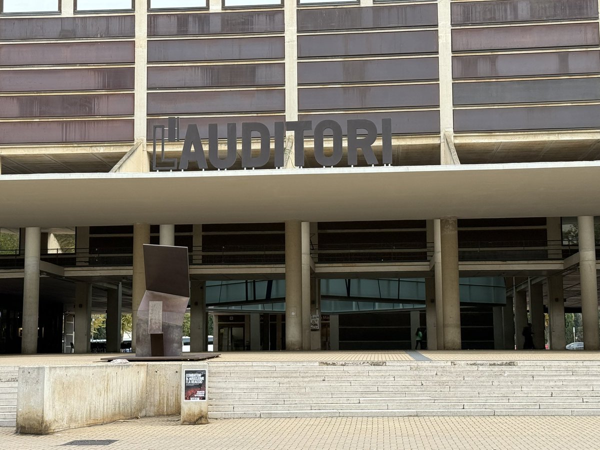 HIGASIDAI's tweet image. ありがとうございました。

日本から来てくださった方々は勿論、地元バルセロナからも、沢山の人が聴きにきてくださり、最後はスタンディングオベーションまで‼️本当に感激しました。

いよいよ、明日は公演第二弾をサクラダファミリアで行います。

よしっ、ぐっすり寝て明日も頑張るぞィ😤

#東大源…