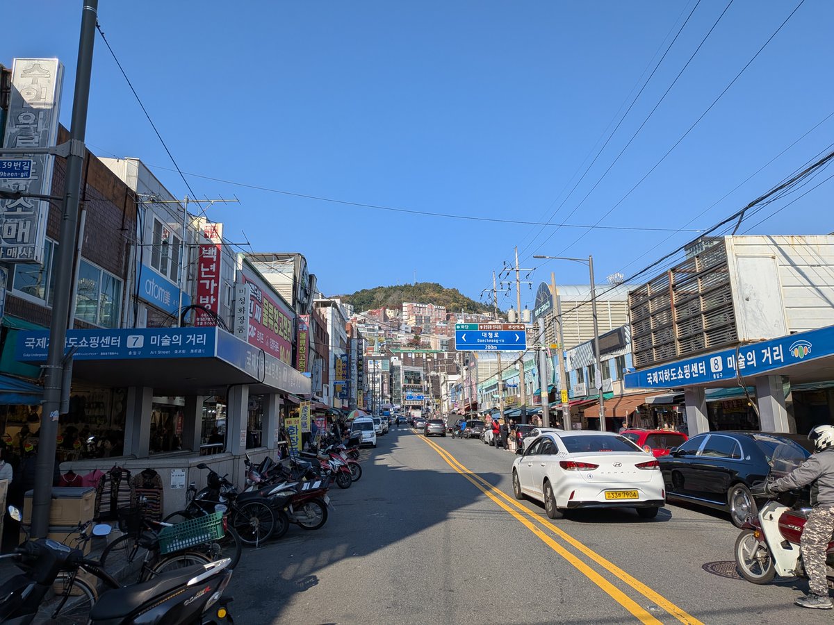 韓国出張の3日目、釜山のカキのお店で昼ごはんを食べたあと、近くの市場を歩くうち、おでんとトッポギのお店に惹かれ、店頭でおでんを立ち食い。平天のような魚肉の練りものを串に刺して3本で330円ほど。出汁は日本よりあっさりして甘さ控えめで、とてもおいしい。これがこの出張で本当に最後の食事。