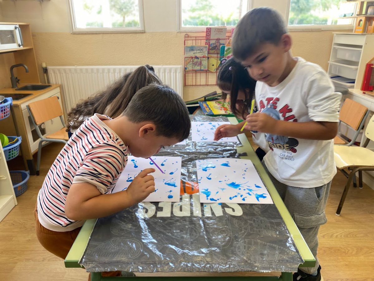 Per treballar la tardor, els i les nenes d’I4, hem fet un munt d’activitats diferents. 
Hem muntat un racó amb elements,hem creat un arbre de tardor amb argila i plastilina. Hem realitzat una activitat artística fent servir diferents materials i tècniques entre d’altres.