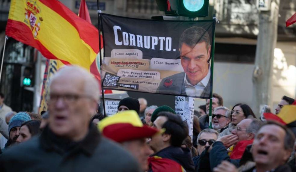 Spanish_Revo's tweet image. 🔥 Ferraz arde, pero solo de odio: 400 ultras y un país rehén de su ruido 

Menos de 400 personas. Ese es el músculo real de la llamada Revuelta, el grupo juvenil afín a Vox que este domingo intentó convertir Ferraz en un plató de agitprop con nostalgia franquista incluida. Una…