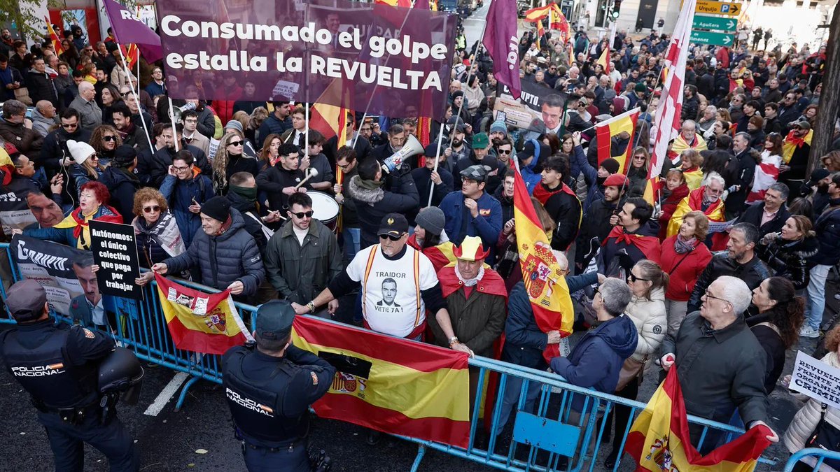 Spanish_Revo's tweet image. 🔥 Ferraz arde, pero solo de odio: 400 ultras y un país rehén de su ruido 

Menos de 400 personas. Ese es el músculo real de la llamada Revuelta, el grupo juvenil afín a Vox que este domingo intentó convertir Ferraz en un plató de agitprop con nostalgia franquista incluida. Una…