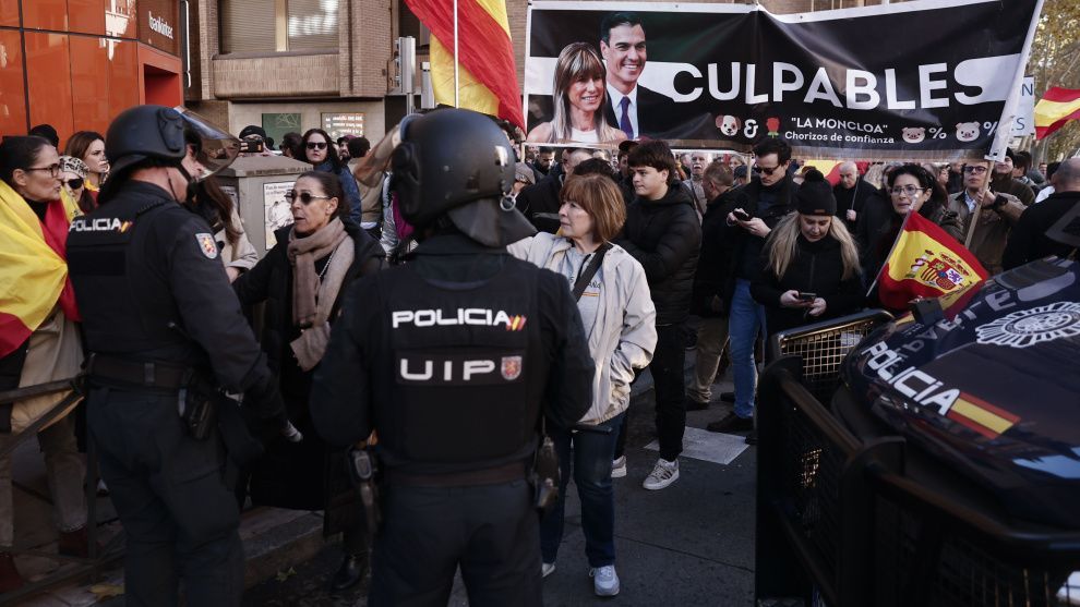Spanish_Revo's tweet image. 🔥 Ferraz arde, pero solo de odio: 400 ultras y un país rehén de su ruido 

Menos de 400 personas. Ese es el músculo real de la llamada Revuelta, el grupo juvenil afín a Vox que este domingo intentó convertir Ferraz en un plató de agitprop con nostalgia franquista incluida. Una…