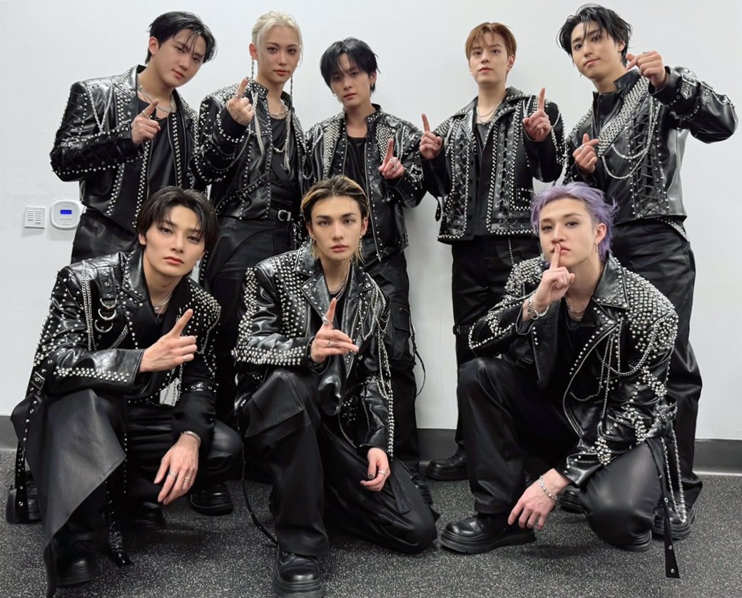 Stray Kids(스트레이 키즈) "DO IT"

🥇 8th Consecutive Billboard 200 #1 Album "DO IT" 

‘DO IT’이 저희의 빌보드 200 차트 8연속 1위 앨범이 되었습니다!! 놀라운 결과를 만들어준 STAY, 말로는 다 표현하지 못할 만큼 정말 고맙고 사랑합니다🩷

STAY, we now have 8 consecutive No. 1 albums