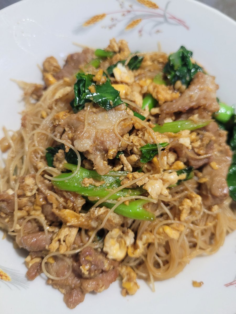 manualshutter07's tweet image. #ทำกับข้าวให้แม่ เส้นหมี่ผัดซีอิ๊วหมู