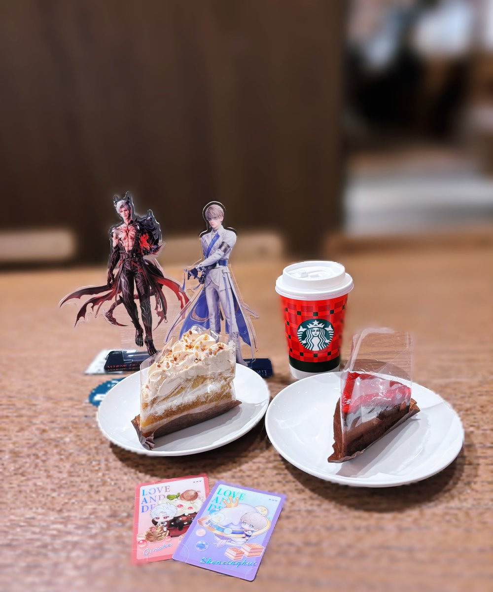 フィルム剥がすの忘れちゃったんだけどカラーが2人に似てたから頼んじゃった🍰🫖