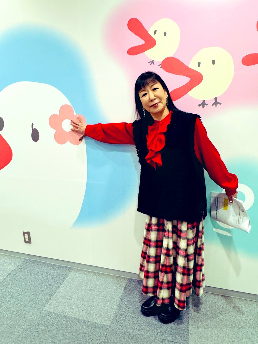 『#とれたてっ！』🍎は毎週月曜から金曜　
午後1時50分から生放送✨✨✨

 月曜レギュラー 
#ハイヒール・リンゴ さんの衣装チェック👀

きょうの衣装のポイントは？
ライン入りのワンピース❤️

ぽかぽか陽気で嬉しい1日ですね☺️

#リンゴさんの衣装  
 スタイリスト　藤井良子/マッセ