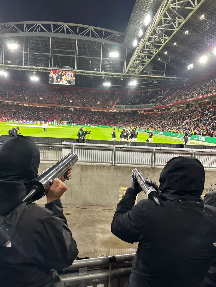 Hoe krijgt dit soort puberaal, doorgesnoven en dom PVV-volk dat soort rommel überhaupt het stadion in??