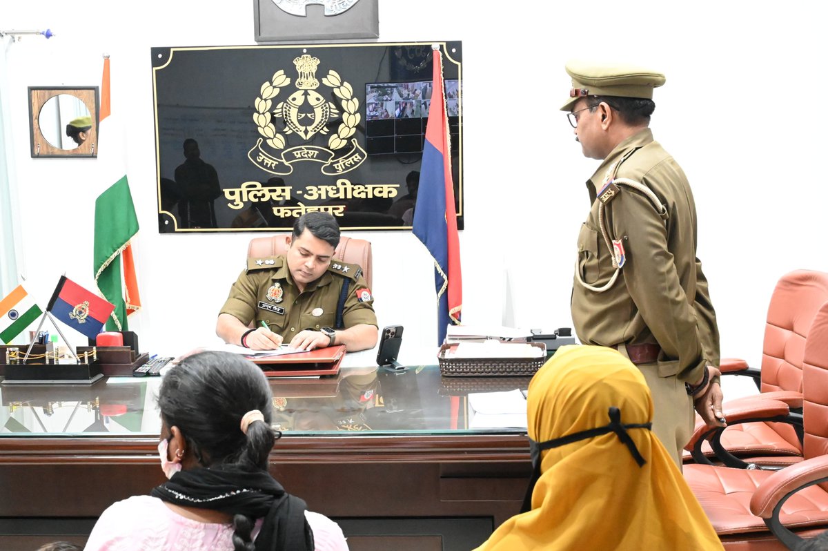 fatehpurpolice's tweet image. #Spfhr के द्वारा पुलिस कार्यालय में जनता की समस्याओं को सुनकर उनके गुणवत्तापूर्ण एवं समयबद्ध निस्तारण हेतु सम्बन्धित को निर्देशित किया जा रहा है।            
#UPPolice