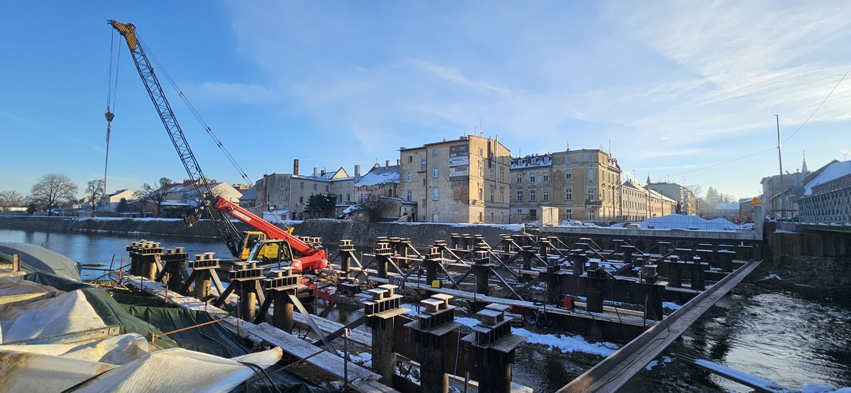 GDDKiA_Opole's tweet photo. Kolejna zmiana organizacji ruchu na #DK40 w Głuchołazach. Po zakończeniu robót na ul. Skłodowskiej, od dziś (1 grudnia) ruszają prace branżowe i w kolejnym etapie drogowe na ul. Sikorskiego. Szczegóły: https://t.co/I8sUutiuHf @GDDKiA @MI_GOV_PL https://t.co/fAeMOjcxFc
