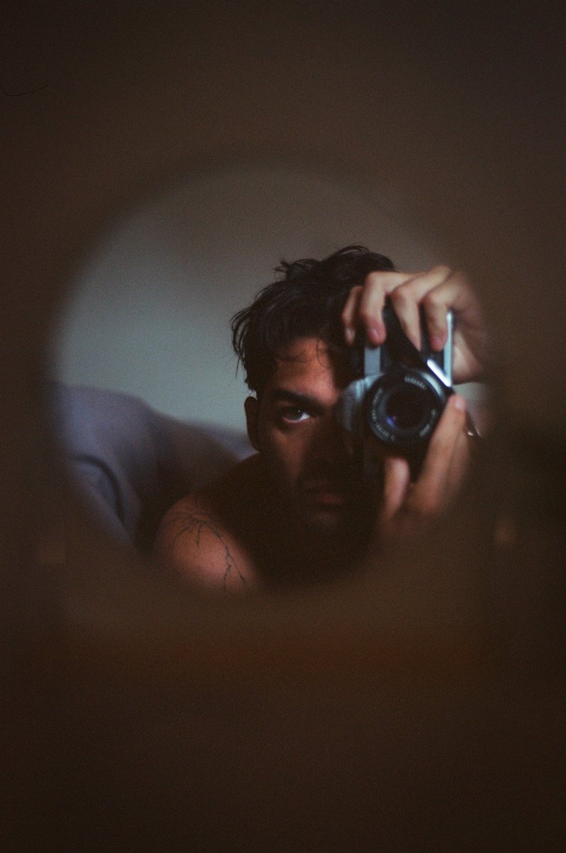 AntoBeuron's tweet photo. Day 1 of @elisztomania’s now famous #31themesAnalogChallenge 📸

(ça va être un peu notre calendrier de l’avent pour les photographes argentique hehe)

Starting off with « Self Portrait »

🎞️ : Ektar 100 https://t.co/sIKxN3GQfp