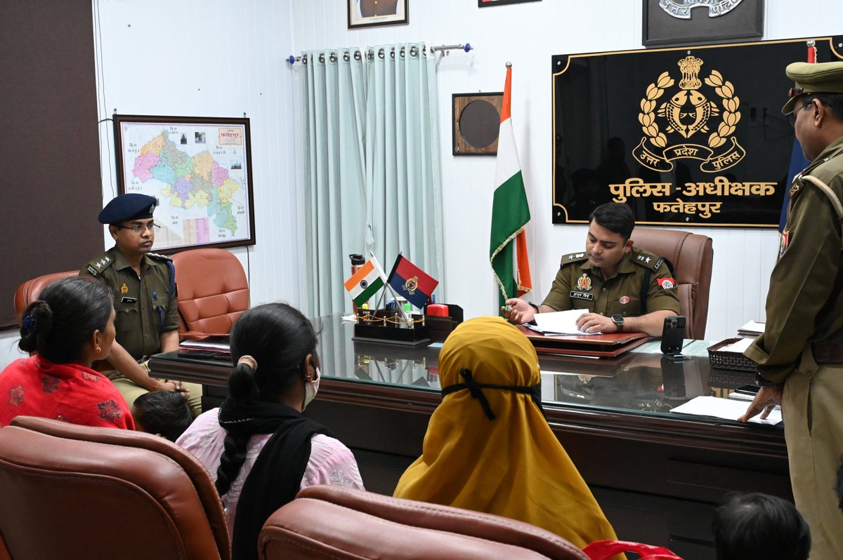 fatehpurpolice's tweet image. #Spfhr के द्वारा पुलिस कार्यालय में जनता की समस्याओं को सुनकर उनके गुणवत्तापूर्ण एवं समयबद्ध निस्तारण हेतु सम्बन्धित को निर्देशित किया जा रहा है।            
#UPPolice