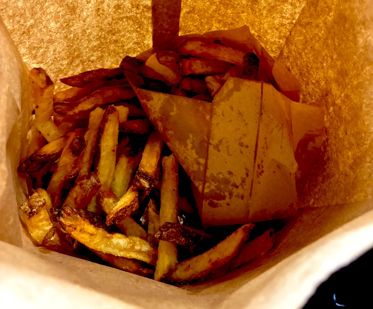 sgrokym's tweet image. 二徹&amp;amp;パジャマ状態でre:Invent初参戦。ハワイアンは凍死。SWAGでLサイズを希望するも、あなたはMが絶対フィットするわと笑顔での説得に屈してMサイズを獲得。Five Guysのポテトはさすがにリトルサイズにしといた方がいい。 #AWSreInvent