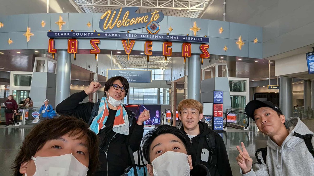 sgrokym's tweet image. 二徹&amp;amp;パジャマ状態でre:Invent初参戦。ハワイアンは凍死。SWAGでLサイズを希望するも、あなたはMが絶対フィットするわと笑顔での説得に屈してMサイズを獲得。Five Guysのポテトはさすがにリトルサイズにしといた方がいい。 #AWSreInvent