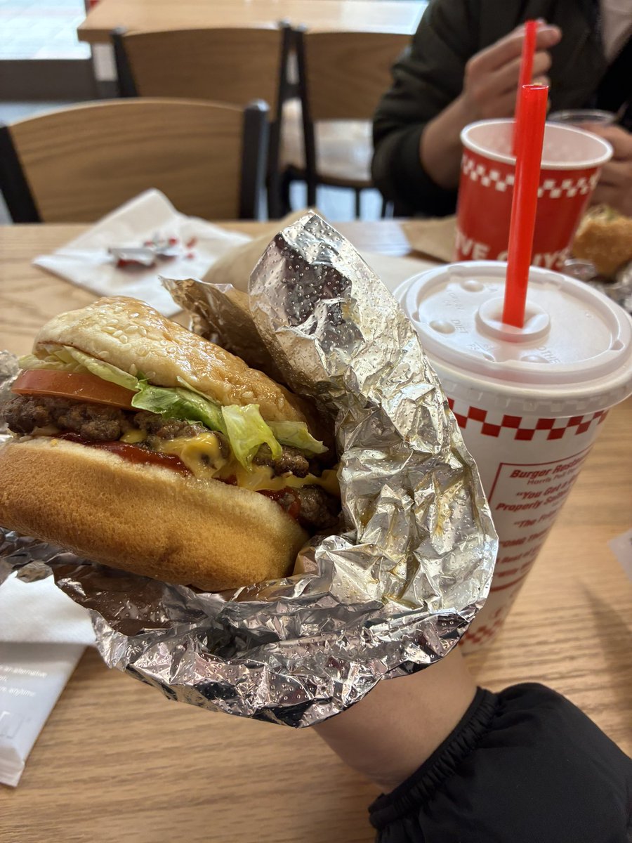 sgrokym's tweet image. 二徹&amp;amp;パジャマ状態でre:Invent初参戦。ハワイアンは凍死。SWAGでLサイズを希望するも、あなたはMが絶対フィットするわと笑顔での説得に屈してMサイズを獲得。Five Guysのポテトはさすがにリトルサイズにしといた方がいい。 #AWSreInvent