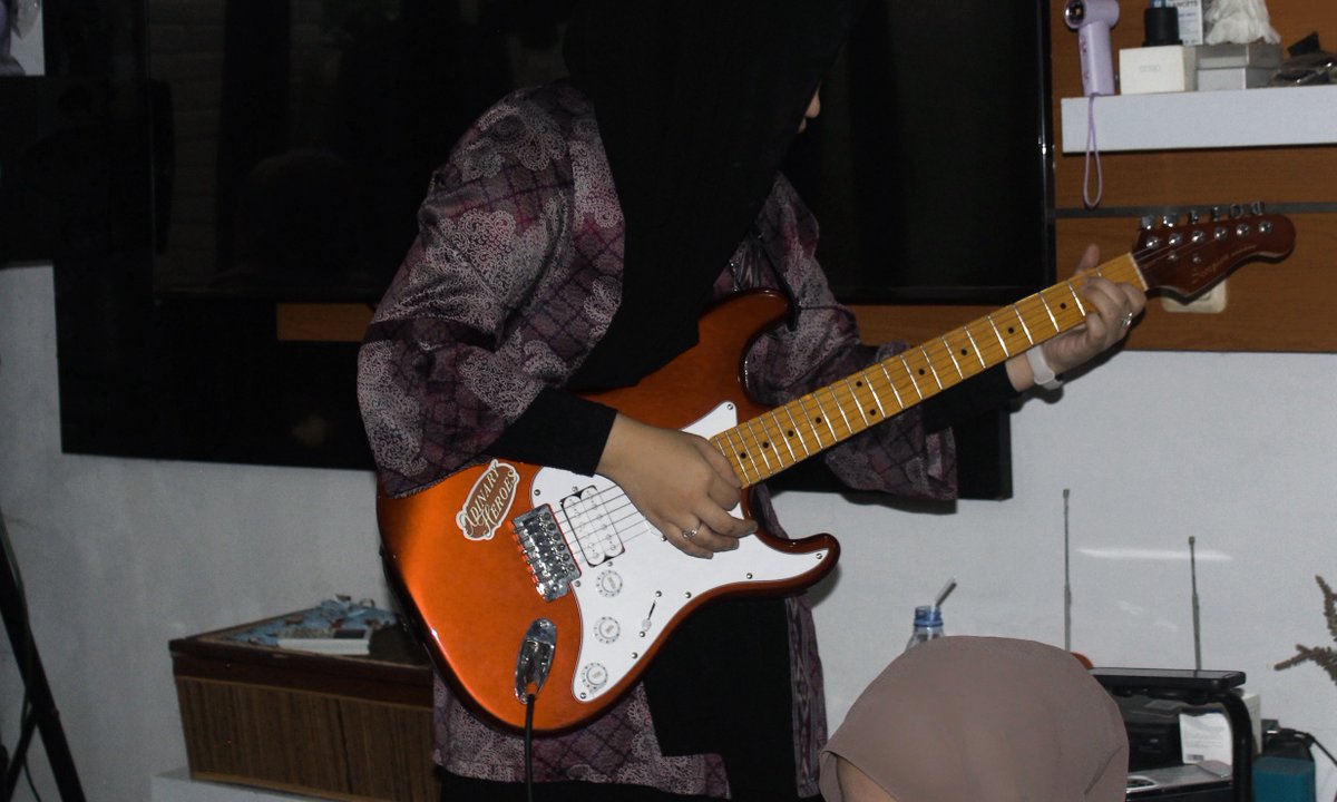 2 days ago, i invited some of adik-adik mizan amanah, to a mini “syukuran” of my birthday, to paint, to sing, and playing games together.

i always dreamt of having a social, art, event, with many kids. bismillah one by one, someday it’ll be bigger ♥️ aamiin