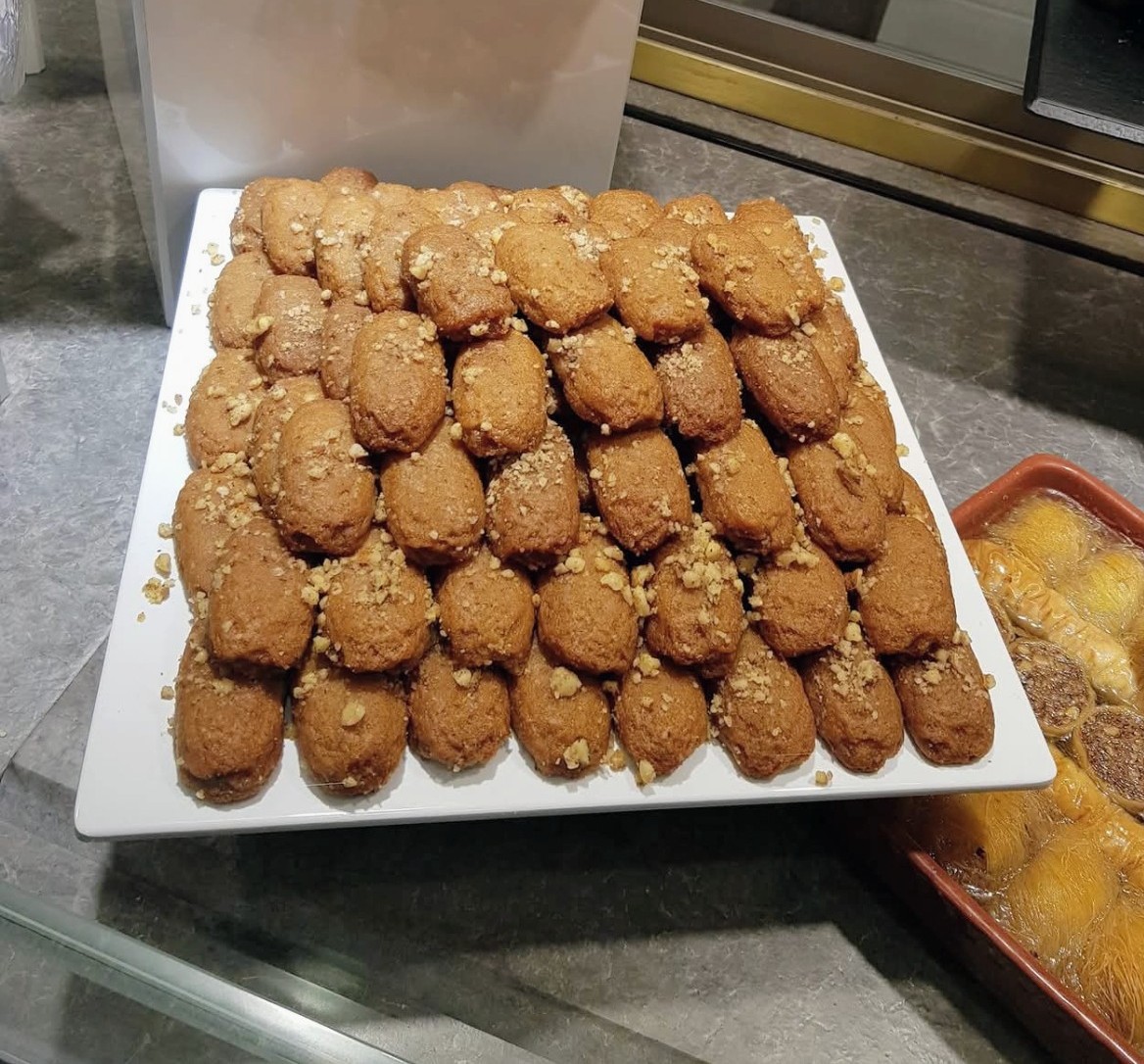 Καλημερααααα! Είπα να γίνουν τα πρώτα για ναναι γλυκός ο μηνας!Καλό μηναααα!ναχει τη γλύκα και τη μυρωδιά του μελιού!Με υγεία! Να φέρει χαρές! Και να δώσει εκείνο το μυστικό δωρο που ζητάει η ψυχούλα του καθενός μας!Με όλη μου την αγάπη χίλιες ευχές!💝