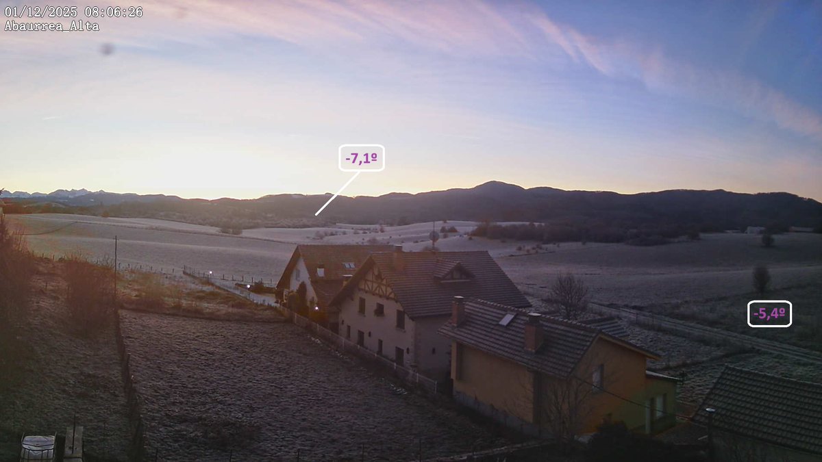 🥶 Amanece con -5,4º en #AbaurreaAlta (1040m)
-7,1º en el cercano #Remendia (1047m) situado en el mismo altiplano #PirineoNavarro