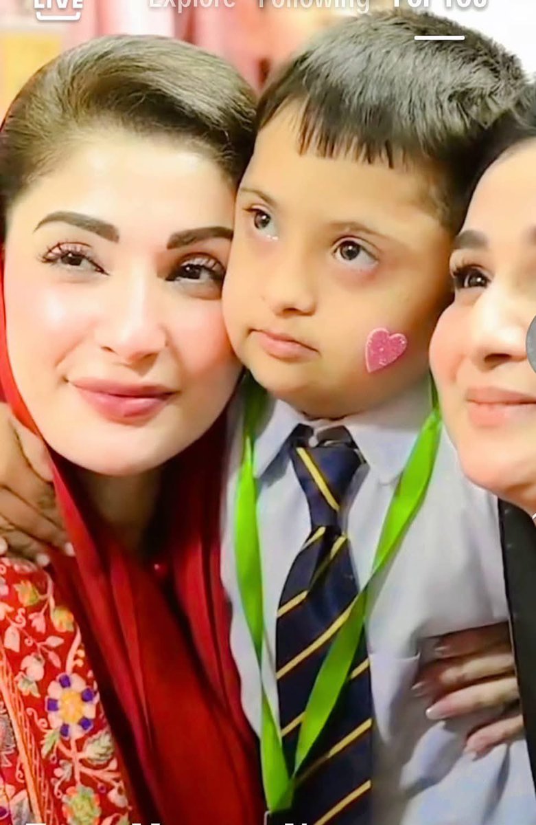 زندگی میں پہلی بار مریم کا یہ عمل اتنا پسند آیا کہ دل سے ڈھیروں دعائیں نکلیں یہ صرف ایک ماں ہی کر سکتی ہے 
یہ ایک تصویر نہیں ہے 
اللہ سے تجارت ہے میں بھی ایسے ہی ایک بچے کی دعاوں سے یہاں تک پہنچا ہوں