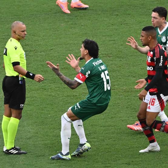 Xolhoverde's tweet image. Até hoje não penalizou o árbitro!
@CBF_Futebol  #FutebolBrasileiro