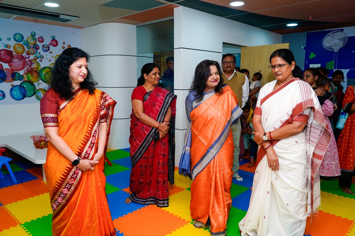 PravatiPOdisha's tweet image. ମହିଳା ଓ ଶିଶୁ ବିକାଶ ବିଭାଗ ଏବଂ ଗୃହ ଓ ନଗର ଉନ୍ନୟନ ବିଭାଗର ମିଳିତ ସମନ୍ଵୟରେ ଖାରବେଳ ଭବନଠାରେ ଆରମ୍ଭ କରାଯାଇଥିବା ଶିଶୁ ବାଟିକା &apos;କଳିକା ବା crèche&apos;ର ଲୋକାର୍ପଣ କରିବାର ସୌଭାଗ୍ୟ ମିଳିଲା । ଏହା ଦ୍ୱାରା ଖାରବେଳ ଭବନଠାରେ ଥିବା ସମସ୍ତ ୯ଟି ବିଭାଗରେ କାର୍ଯ୍ୟରତ ମହିଳା କର୍ମଚାରୀମାନେ ଉପକୃତ ହେବେ l ଖୁବଶୀଘ୍ର ଅନ୍ୟ ସମସ୍ତ…