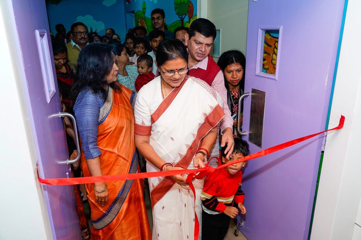 PravatiPOdisha's tweet image. ମହିଳା ଓ ଶିଶୁ ବିକାଶ ବିଭାଗ ଏବଂ ଗୃହ ଓ ନଗର ଉନ୍ନୟନ ବିଭାଗର ମିଳିତ ସମନ୍ଵୟରେ ଖାରବେଳ ଭବନଠାରେ ଆରମ୍ଭ କରାଯାଇଥିବା ଶିଶୁ ବାଟିକା &apos;କଳିକା ବା crèche&apos;ର ଲୋକାର୍ପଣ କରିବାର ସୌଭାଗ୍ୟ ମିଳିଲା । ଏହା ଦ୍ୱାରା ଖାରବେଳ ଭବନଠାରେ ଥିବା ସମସ୍ତ ୯ଟି ବିଭାଗରେ କାର୍ଯ୍ୟରତ ମହିଳା କର୍ମଚାରୀମାନେ ଉପକୃତ ହେବେ l ଖୁବଶୀଘ୍ର ଅନ୍ୟ ସମସ୍ତ…