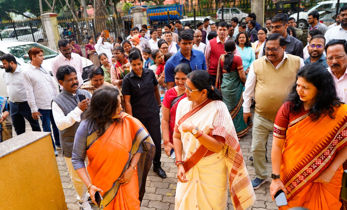 PravatiPOdisha's tweet image. ମହିଳା ଓ ଶିଶୁ ବିକାଶ ବିଭାଗ ଏବଂ ଗୃହ ଓ ନଗର ଉନ୍ନୟନ ବିଭାଗର ମିଳିତ ସମନ୍ଵୟରେ ଖାରବେଳ ଭବନଠାରେ ଆରମ୍ଭ କରାଯାଇଥିବା ଶିଶୁ ବାଟିକା &apos;କଳିକା ବା crèche&apos;ର ଲୋକାର୍ପଣ କରିବାର ସୌଭାଗ୍ୟ ମିଳିଲା । ଏହା ଦ୍ୱାରା ଖାରବେଳ ଭବନଠାରେ ଥିବା ସମସ୍ତ ୯ଟି ବିଭାଗରେ କାର୍ଯ୍ୟରତ ମହିଳା କର୍ମଚାରୀମାନେ ଉପକୃତ ହେବେ l ଖୁବଶୀଘ୍ର ଅନ୍ୟ ସମସ୍ତ…