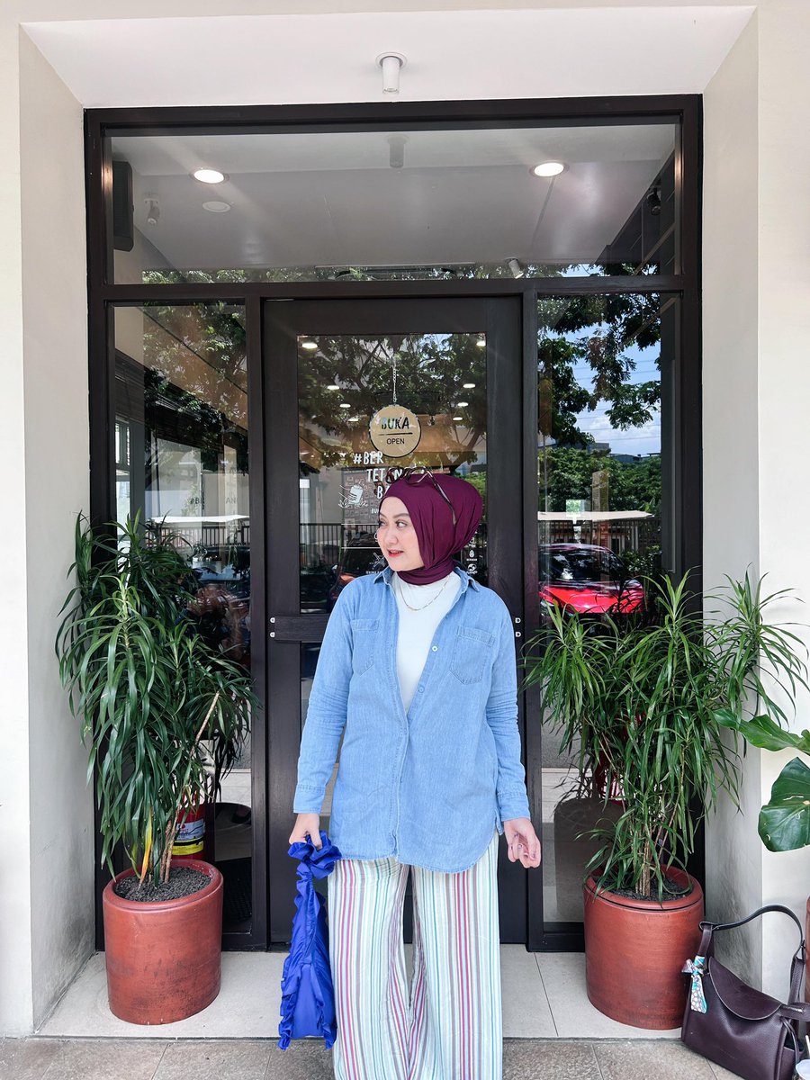 Hangout outfit pakai kemeja denim why not? 
Soalnya nyaman dan simple tapi tetap kece dongg kalau pakai Alesha Denim
#wts #wtb