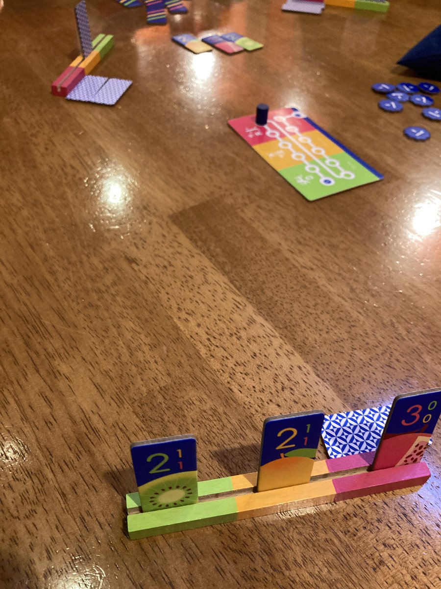 亜熱帯日本（オインクゲームズ）
引き運により進む季節を元に、手元に集めた果物チップを売ったり集めたりしながら得点を重ねます。あくまで引き運に委ねられる季節の進行にヤキモキしながら、高得点のザクロや堅実なキウイ、マンゴーを集めに回ります。運に左右されつつしっかり骨太で面白かったです