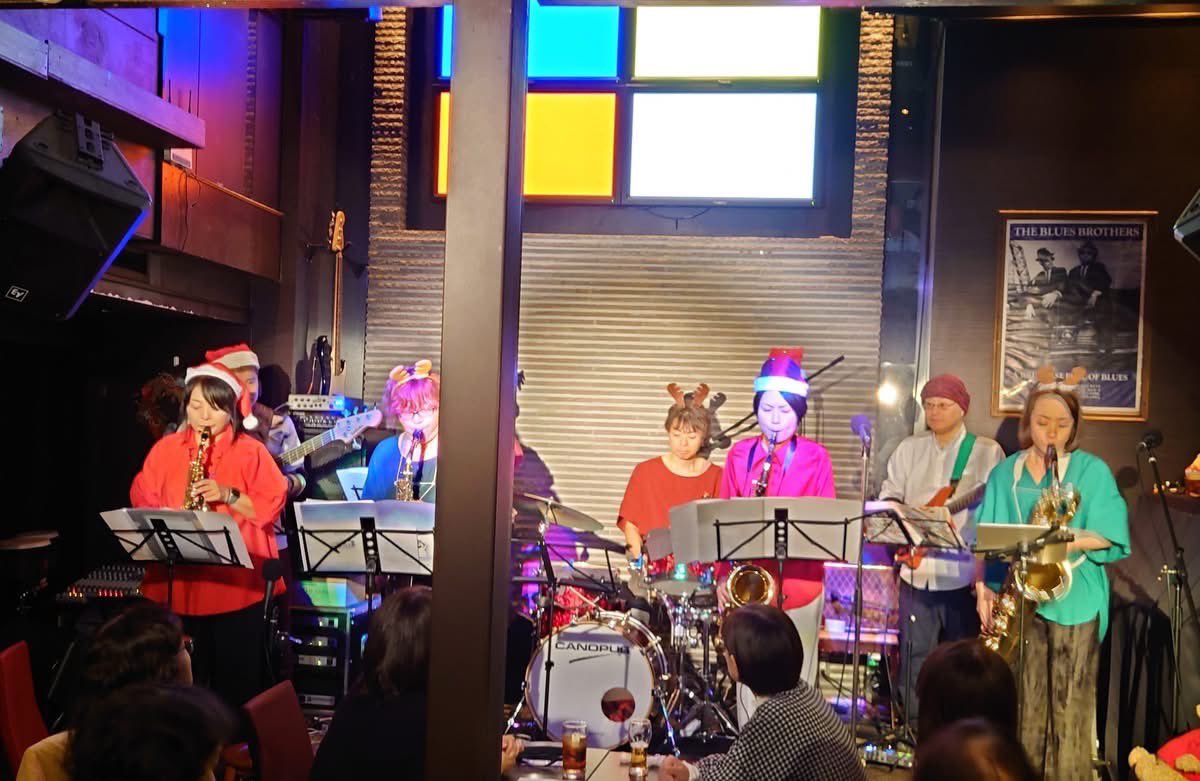 mommamichiko's tweet photo. 11/30(日)コロプークリスマスライブ@クローフィッシュ赤坂。
Vo+4管+ツインギターのリズム隊、総勢9名で、コロプーお馴染みの曲やクリスマスソングを演奏しました♪
私は昨日は、テナーの他に久々にコーラス+αちょこっと2番だけメインで歌ったりもして、もうドキドキでしたがやっぱり楽しかった〜♪ https://t.co/Qk2Ymm6yHj
