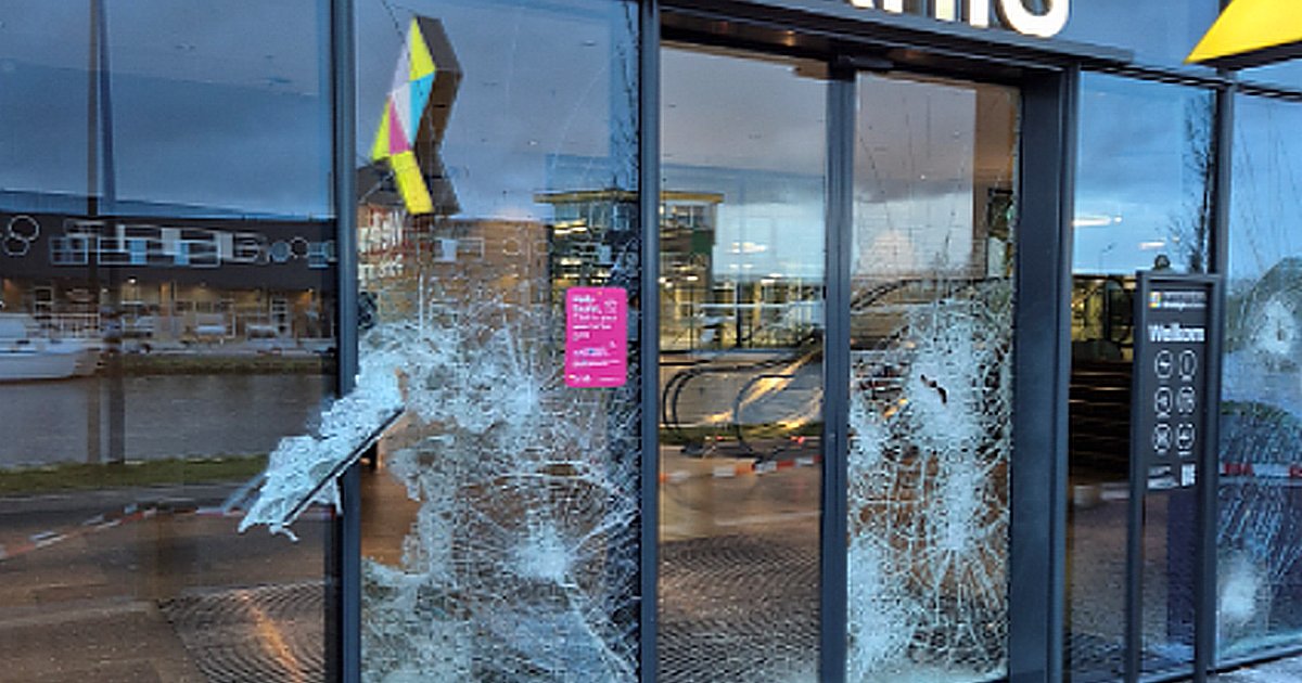 Plofkraak bij geldautomaat SugarCity Halfweg; verdachten voortvluchtig