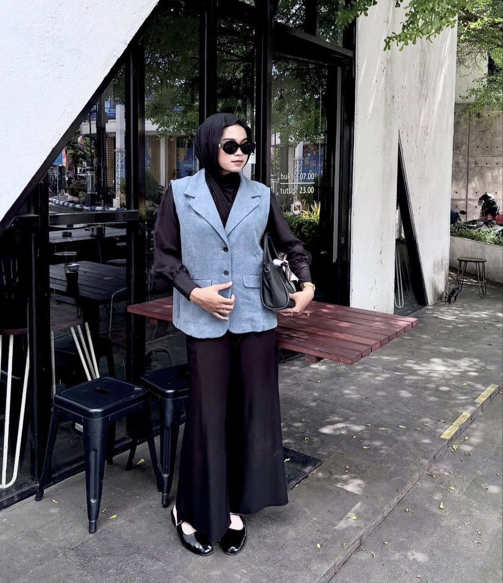 Pakai Safiya Vest ini vibes nya kaya ala ala independent woman yang selalu banyak meeting sana sini hihi

#wts #wtb