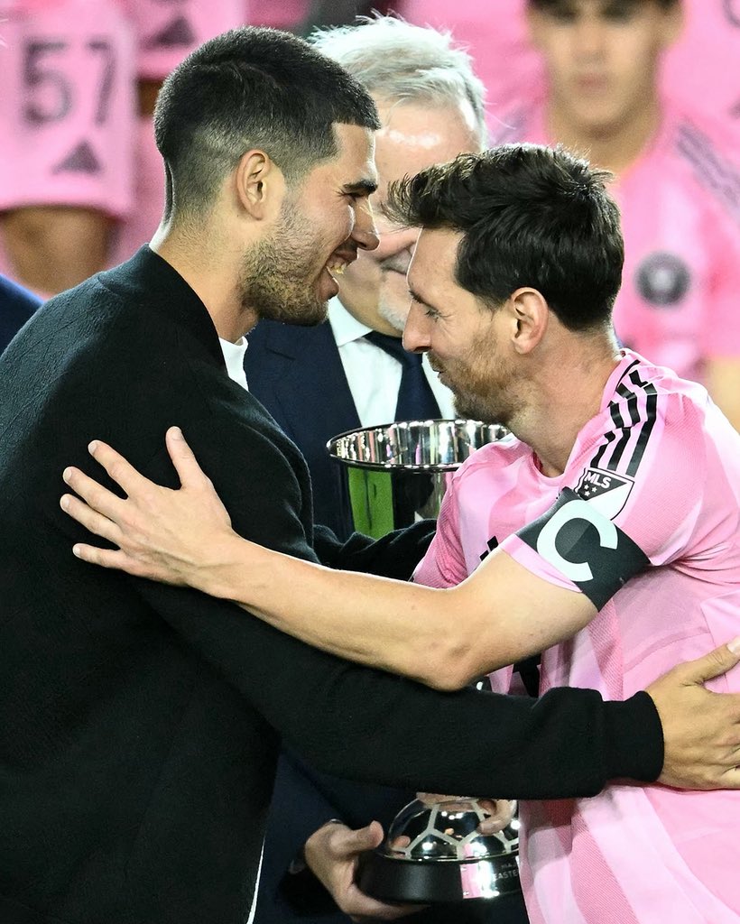 WeAreMessi's tweet photo. Carlos Alcaraz 🤝 Lionel Messi https://t.co/HYVuzVL64i