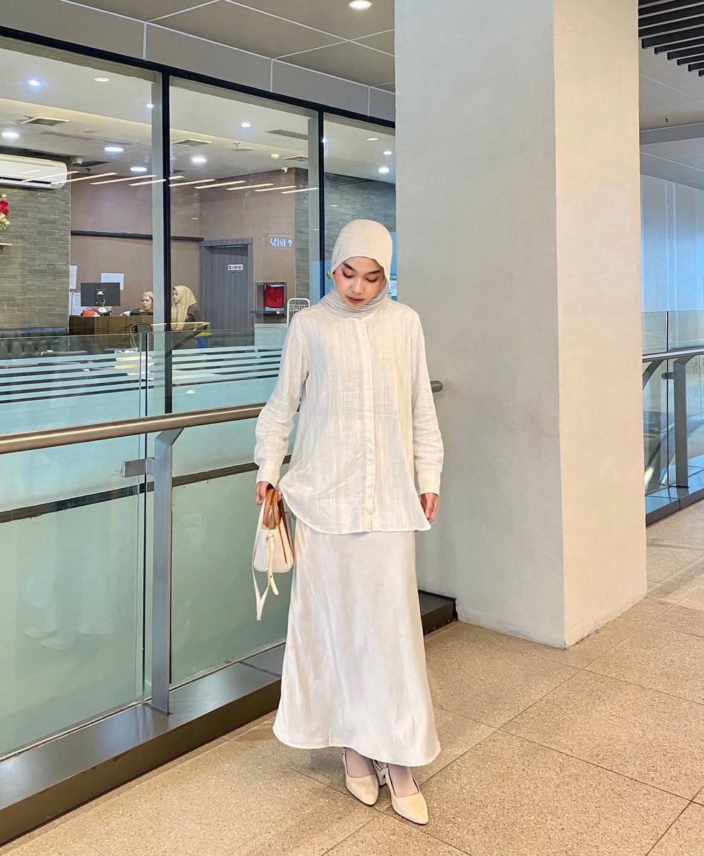 Outfit ngantor hari ini pakai kemeja yang nyaman pastinya kaya Namira Shirt Linen
#wts #wtb