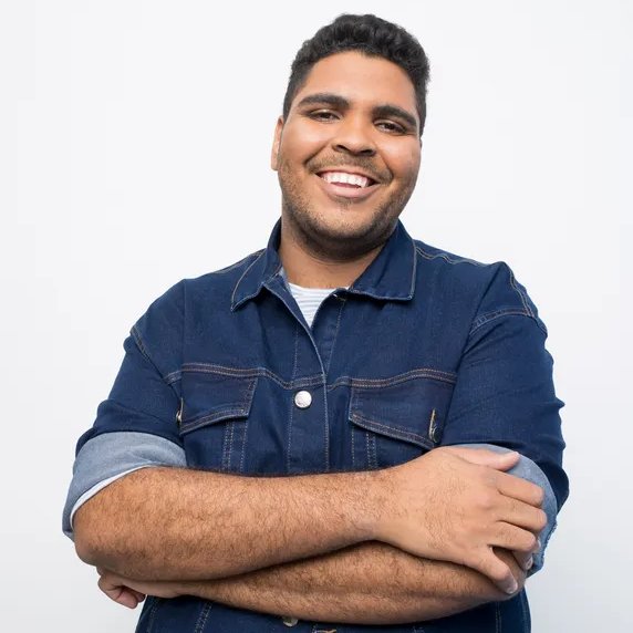 AcervoCharts's tweet image. Paulo Vieira contou que, após 7 anos de namoro, está planejando seu casamento e já quer expandir a família:

“Quero ter logo cinco filhos, porque quero ser um problema... aquela família que deixa de receber convite pelo tanto de gente.”