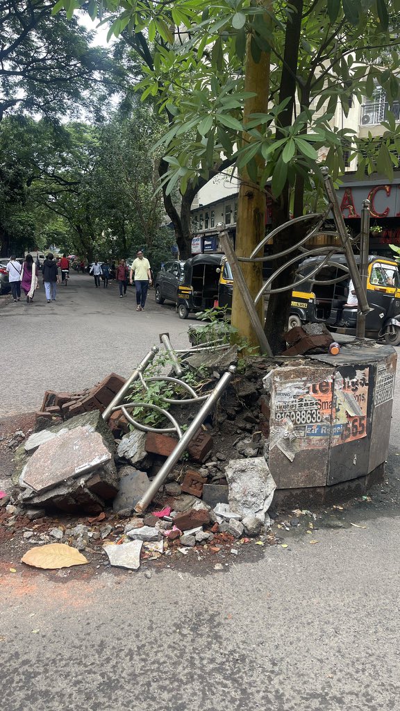 🚨 Serious Safety Hazard in Thakur Village, Kandivali East 🚨
<a href="/mybmc/">माझी Mumbai, आपली BMC</a> @mybmcWardRSouth <a href="/MumbaiPolice/">मुंबई पोलीस - Mumbai Police</a> <a href="/MTPHereToHelp/">Mumbai Traffic Police</a> 

The traffic circle near Achija Hotel, Thakur Village has been damaged and left unattended for over SIX MONTHS. Broken bricks, exposed metal rods, and debris are