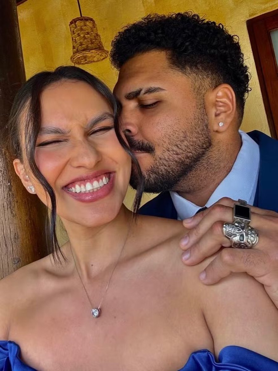 AcervoCharts's tweet image. Paulo Vieira contou que, após 7 anos de namoro, está planejando seu casamento e já quer expandir a família:

“Quero ter logo cinco filhos, porque quero ser um problema... aquela família que deixa de receber convite pelo tanto de gente.”