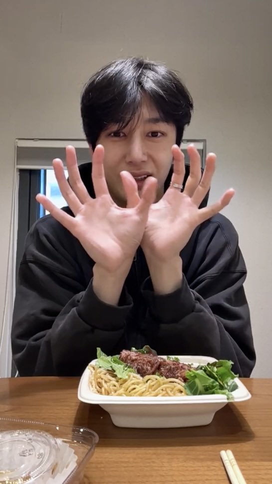 이진이 동글동글 뒷통수 기엽대
  ㄴ근데 님도 동구라미시잖아요 T^T 🖤