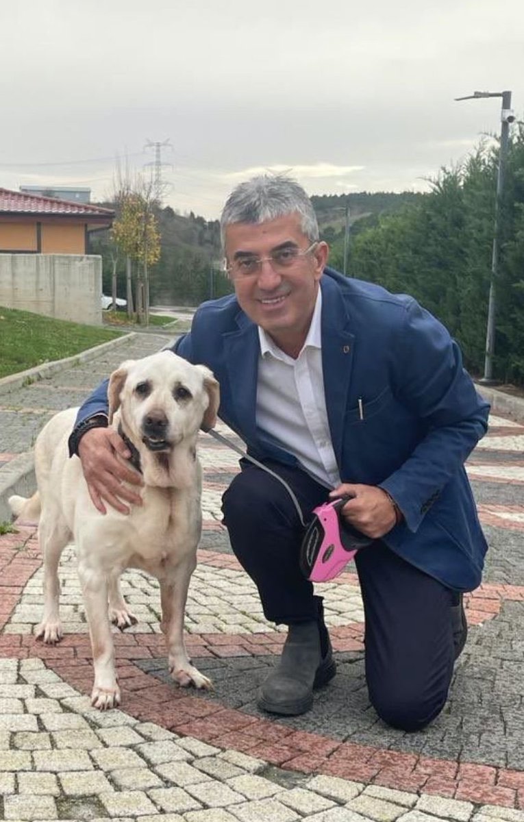 gunaydingokhan's tweet photo. Başlığı hayvanları koruma, içeriği sokak hayvanlarının canına kast etme olan kanunun iptalini talep eden başvurumuzu reddeden AYM kararı dün gece RG’de yayımlandı.

Kanunun yayımından 13 GÜN SONRA yaptığımız başvuruya yürütmeyi durdurma vermeyen AYM, red kararının gerekçesini 1 YIL  4 AY sonra yayımlayabildi.

15 üyeli AYM’nin 7 üyesi, çeşitli maddelerde muhalefet şerhi kullandı.
AYM’nin 8 üyesi ise tüm maddeler açısından iptal istemimizi reddetti.

Geriye en basitinden şu soru kaldı:

Çoluğuyla çocuğuyla can taşıyan ve kısa ömürlerini can havliyle peşlerinden sürüklemeye çabalayan 4 milyon sokak köpeğini, kapasiteleri 100 bini bulmayan barınaklara hapsetmeye çalışmak, insanlık dışı cinayetler bir tarafa, oralarda en hafif haliyle salgın hastalıklardan ölümlerine neden olmak büyük bir vebaldir.

Barınaklara hayvan toplamayan ya da toplayıp aşıladığı - kısırlaştırdığı hayvanları, eski yasada tanımlandığı şekliyle yeniden yaşam alanlarına bırakan belediyelerimize yönelik kesilen milyonlarca liralık cezalar, başkan ve çalışanlarımıza yönelik tehditler canımıza tak etmiştir.

Tehdidi en son sokaktaki canlılara mama - yem veren yurttaşlarımıza kadar yükselten bir anlayışın vicdanlarımızda kabulü yoktur, olamaz.

İnsanoğlunun kendisini diğer canlıların yaşamlarına karar verecek bir noktada görmesinin, çağımızın en büyük ahlak sorunu olduğundan kuşku yoktur.

Sokakların güvensiz hale gelmesinde ağzı var dili yok canlıların payı, insanoğlunun vahşiliğinin yarattığı ekosistemle kıyaslandığında, zerre mertebesindedir.

Kuşkusuz, merkezi hükümet ve yerel yönetimler hep birlikte, finansal kaynak ve kapasite sağlayarak, aşılama ve kısırlaştırma seferberliğiyle, insanlığımızdan çıkmadan, birkaç yıl içinde bu sorunu çözebiliriz, çözebilirdik.

Geriye bir utanç kalmamalıydı..

17 yıl can yoldaşlığımı yapan Tarçın ve tüm sokakta yaşayan canlıların bakışlarıyla anlattığı sevgi, vefa ve yoldaşlık adına söylüyorum ki, bu düzeni değiştirmeliyiz, değiştireceğiz.