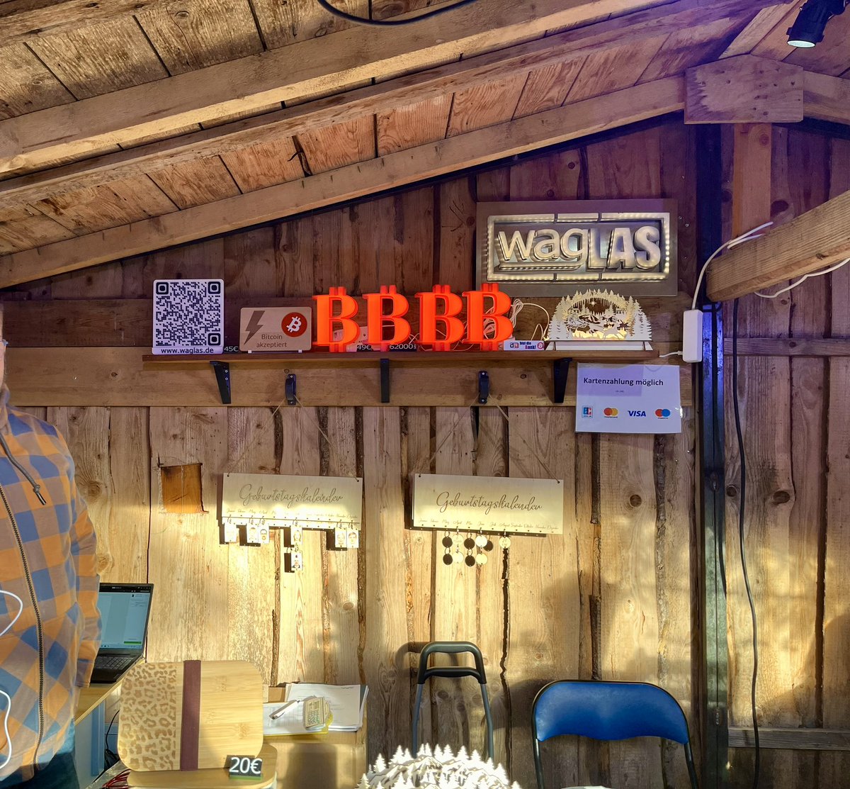 StSpalden's tweet photo. @FrankSchulz2008 @bitcoin2go Gerade als Tauschmittel funktioniert es. Hier am Weihnachtsmarkt in Türkenfeld (Bayern). In Sekundenschnelle mit Bitcoin-Lightning bezahlt - ohne Großkonzerne, ohne Drittparteirisiko und ohne Abgaben des Händlers an Großkonzerne. https://t.co/ZWK3r4pWRQ
